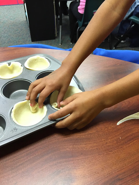 making mini pumpkin pie crusts